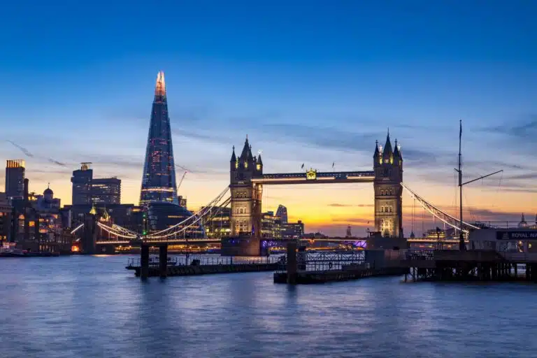 Londyński widok biznesowy London Bridge wieczorem