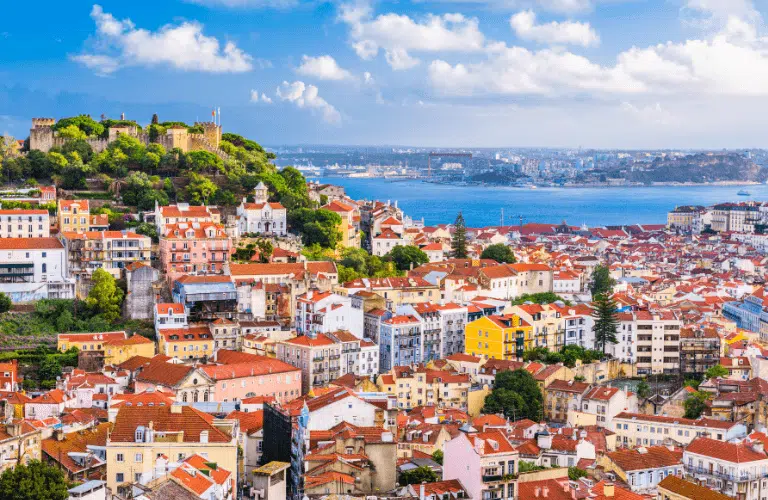 una ciudad con tejados rojos y una masa de agua