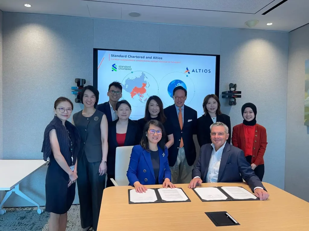 Signning Ceremony Group Picture Standard Chartered